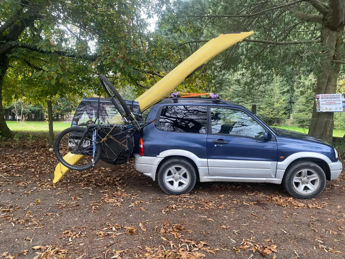 Auto de viaje cargado con kayak y bicicleta para recorrer el sur