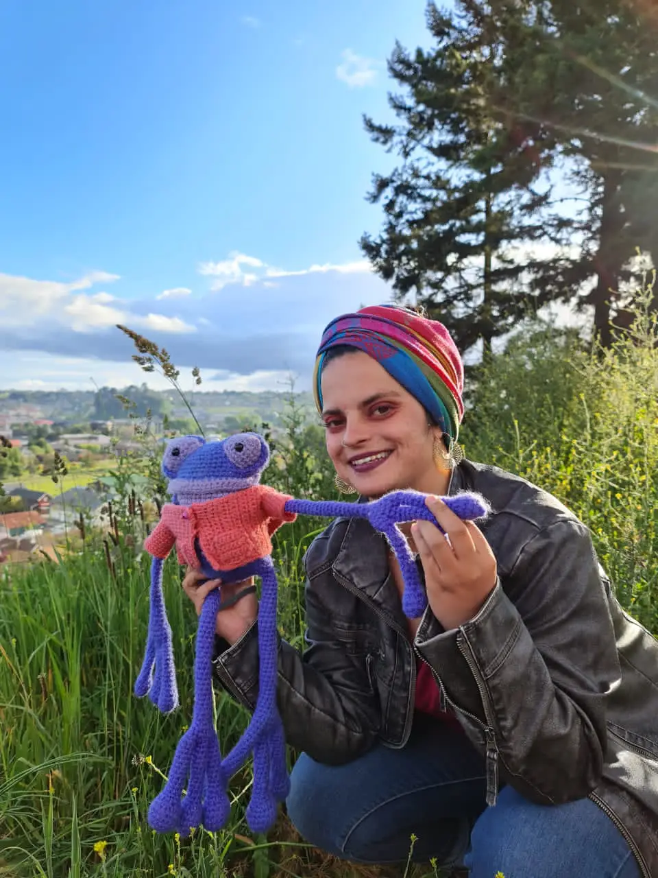 Raisa sosteniendo a Chacha, la rana viajera, durante los inicios de Chacha Planet