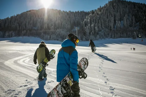 Raquetas de nieve o ski randonee en invierno